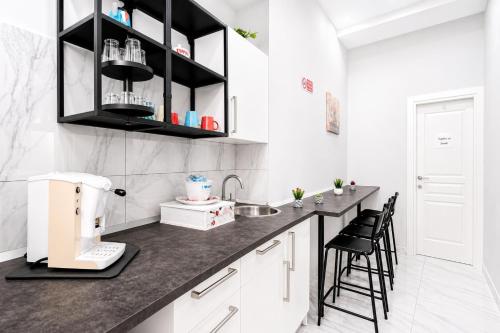 Neve Al Sole Modern Suites near Metro Materdei in Naples Center