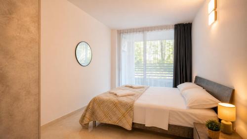 a bedroom with a bed and a window at Appartamento Residence Mimose - con parcheggio e Terrazza vicino al mare in Eraclea Mare