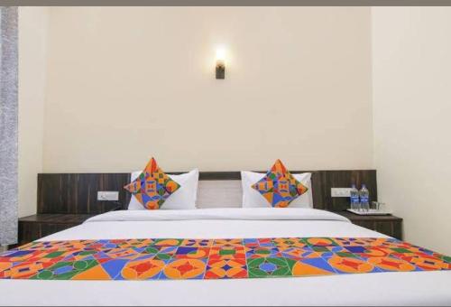 ein Schlafzimmer mit einem großen Bett und einer bunten Decke in der Unterkunft Hotel Moontrip in Mohali