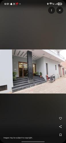 ein Bild von einem Gebäude mit einer Treppe davor in der Unterkunft Hotel Moontrip in Mohali