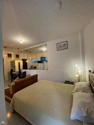 a bedroom with a bed and a living room at Monoambiente Confortable, Muy Próximo a Calacoto in La Paz