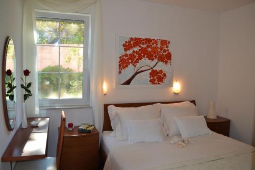 1 dormitorio con cama blanca y ventana en Apartment Sunny en Split