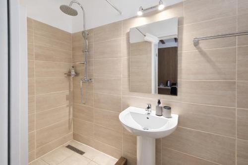 a bathroom with a sink and a shower at Confort INN in Otopeni
