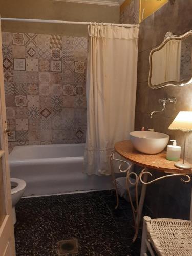a bathroom with a tub and a sink and a toilet at Vecchia Casa en el centro in General Villegas