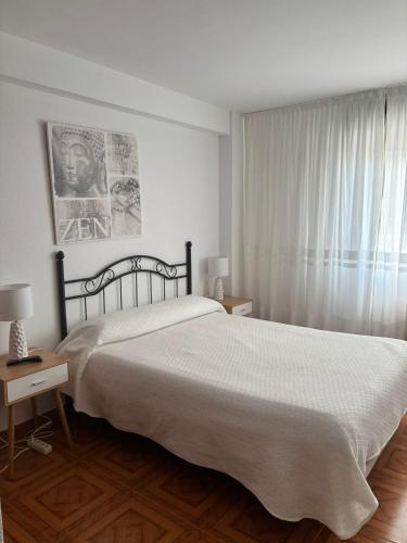 ein Schlafzimmer mit einem großen Bett und einem Fenster in der Unterkunft Hostal Baviera in Pesués