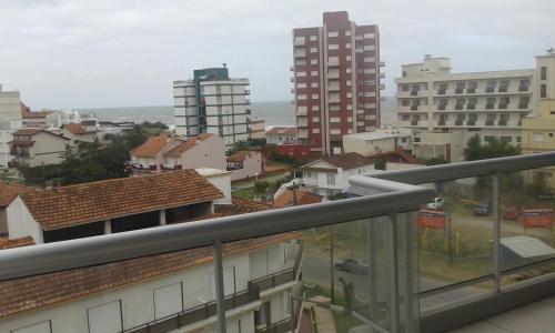 vista de una ciudad desde un balcón de la avenida 1 de Villa Gesell