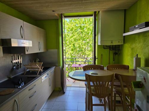 70 m2 zone piétonne 5 mn lac et vieille ville