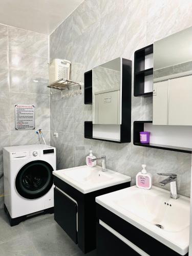 a bathroom with two sinks and a washing machine at Nhà trọ Lý Liêm in HÆ°ng YÃªn