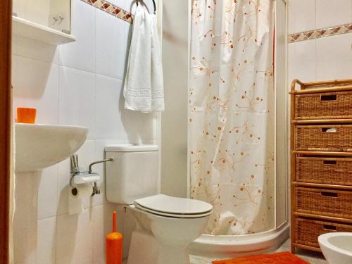 y baño blanco con aseo y ducha. en Apartamentos los Llanos de Aridane, en Los Llanos de Aridane