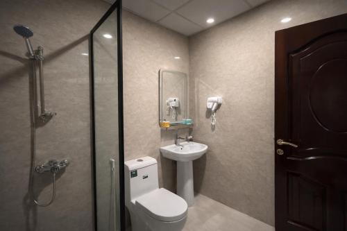 a bathroom with a toilet and a sink and a shower at Al Fakhama Aldahbai Abi Zar - الفخامه الذهبي ابي ذر in Medina