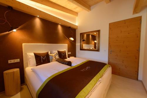 a bedroom with a large bed and a mirror at Moar Lodge in Postal