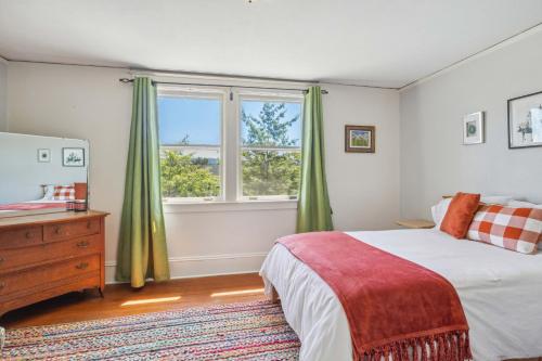 a bedroom with a bed and a window at The Cooperhouse in Independence