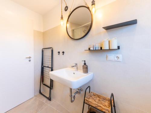 a bathroom with a sink and a mirror on the wall at Zeitwohnstudios work & stay - modern, vollausgestattet für Selbstversorger in Koblenz
