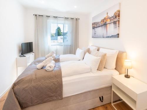 a bedroom with a bed with a teddy bear on it at Zeitwohnstudios work & stay - modern, vollausgestattet für Selbstversorger in Koblenz