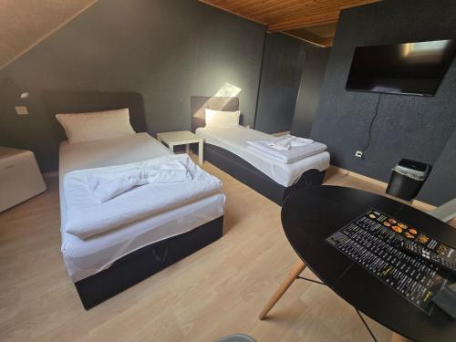 a small room with two beds and a desk at RS Zimmervermietung in Zülpich