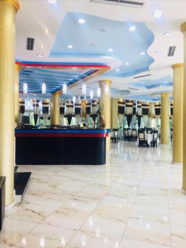 hol hotelowy z barem w obiekcie Fari Hotel w mieście Golem