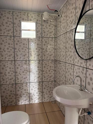 a bathroom with a sink and a toilet at Pousada Maria elza in Eldorado