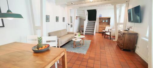 a living room with a couch and a table at Brasseriehof Historisches Fachwerkhaus in Flensburg 115 m2 Innenhof Parkplatz in Flensburg