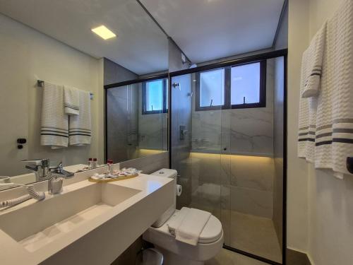a bathroom with a toilet and a sink and a shower at Apartment 13 - Jundiaí in Jundiaí