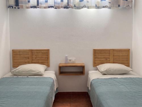 two beds sitting next to each other in a room at Apartamento Binibeca Nou Cami de Cavalls in Binibeca
