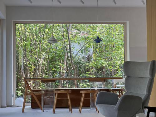 a room with a table and chairs and a large window at Fészek Villa in Balatonszemes