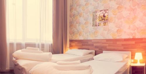 2 camas blancas en una habitación con ventana en Ahouse Hotel on Nakhimovsky Prospekt, en Moscú