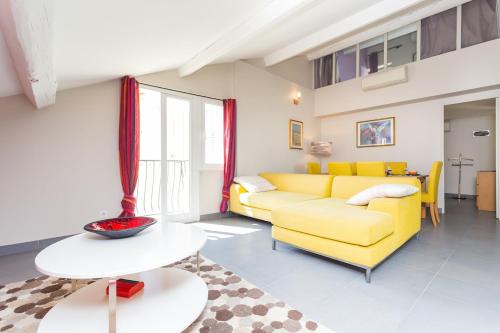 HISTORICAL CENTER 70 sqm SEAVIEW PALAIS