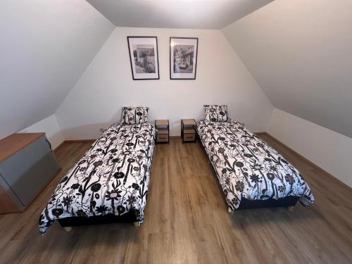 two beds in a attic room with two beds sidx sidx sidx at Victoria Prestige Parking Gratuit in Boussu