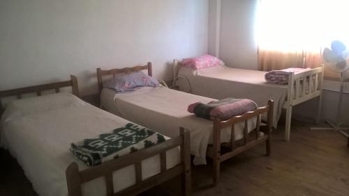 Zimmer mit 3 Etagenbetten und einem Fenster in der Unterkunft Casita Vaqueros in Vaqueros