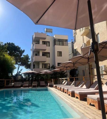 Bazen u ili blizu objekta Sunset Hotel