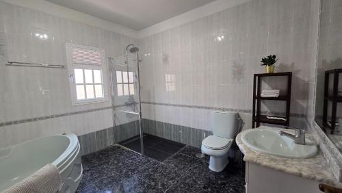 Villa La Paz- Spacious Family Villa, BBQ and Parking