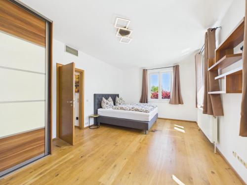ein Wohnzimmer mit Sofa und Fenster in der Unterkunft Villa Barte nähe Outlet Parndorf in Pachfurth