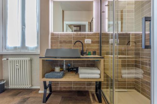 une salle de bain avec lavabo et douche dans l'établissement PARMA EXPRESS Traveller's Lodging front Station FS PARKING & Bicycle Storage, à Parme