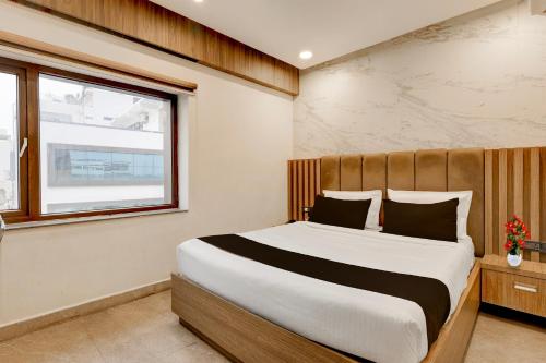 a bedroom with a large bed and a window at Super Townhouse V Hotel in Gunadala