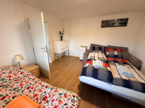 a bedroom with a bed and a dresser at Ferienwohnung Winterzeit Thunersee&Mountainview in Thun