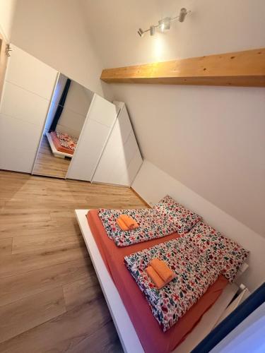 a small room with a bed in a room at GalerieLoft Winterzeit Thunersee&Mountainview in Thun