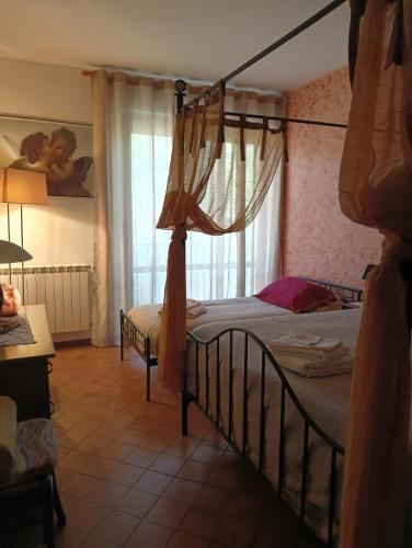 a bedroom with two beds and a window at Casa Delmondes in Canale