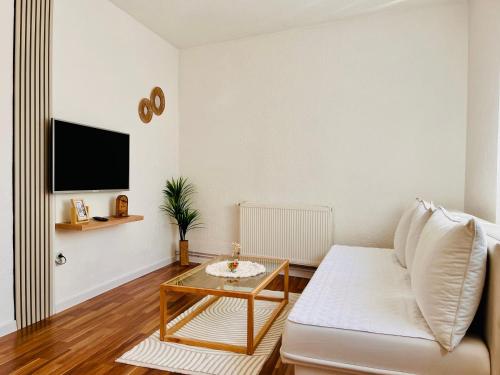 ein Wohnzimmer mit Sofa und Tisch in der Unterkunft Zayed Residence in Mostar