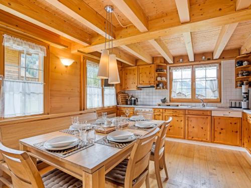 a dining room with a table and chairs in a kitchen at Alpenchalet mit Charme in Lenk