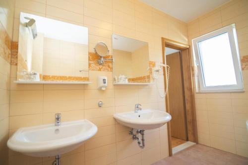 SEALUXE Apartments with Heated Pool and Sea View