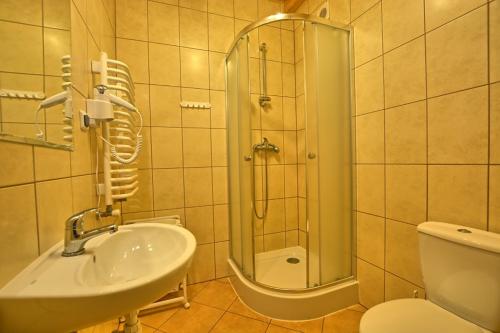 a bathroom with a sink and a shower and a toilet at Pokoje Gościnne u Laskowskich in Smerek