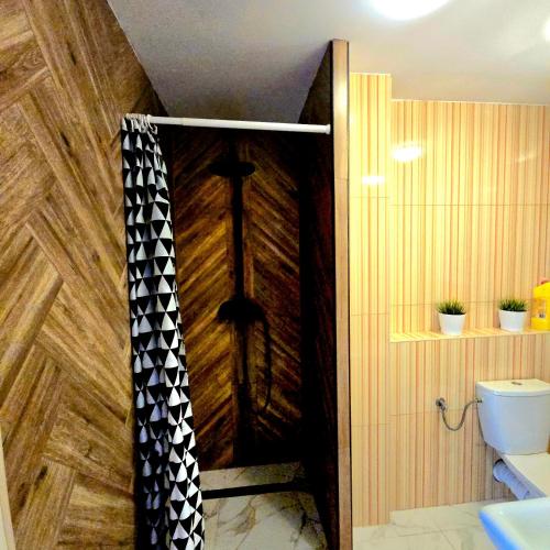 a bathroom with a black and white shower curtain at Dom na Cieńkowie in Wisła