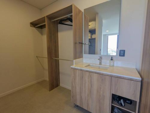 a bathroom with a sink and a mirror at (Luxury Apartment en Punto Sur in Los Gavilanes