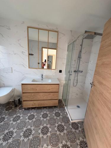 a bathroom with a sink and a shower at gite 8 pers avec SPA MARBOZ in Marboz
