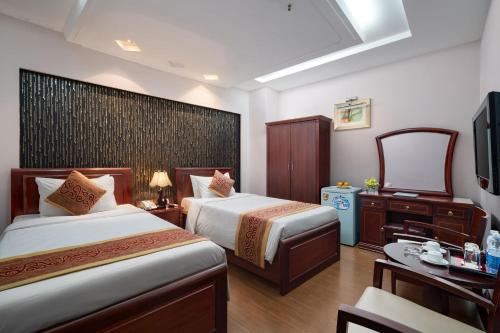 Giường trong phòng chung tại Lakeside Palace Hotel