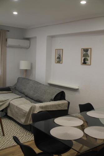 a living room with a couch and a table at Piso 3 habitaciones 2 baños Auditorio Manises Valencia in Manises