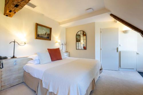 a bedroom with a large white bed in a room at Villa Louise in Aloxe-Corton
