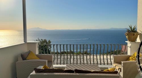 Foto Breathtaking Sea View Apartment on Sorrento Coast with Sunset Terrace & Parking 1