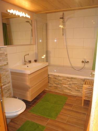 ein Badezimmer mit einem Waschbecken, einem WC und einer Badewanne in der Unterkunft Ferienhaus Kathrili Gaschurn in Gaschurn
