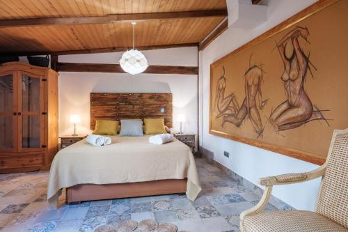 a bedroom with a bed and a painting on the wall at Villa Alba in Santa Eularia des Riu